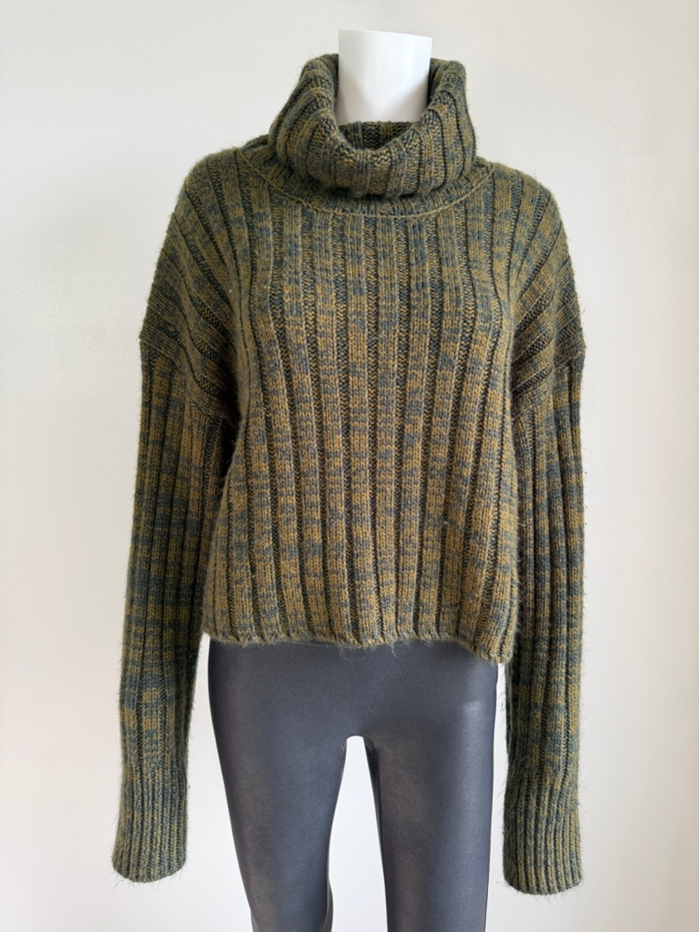Urban Outfitters Ribbed Cropped Turtleneck Sweater Green L